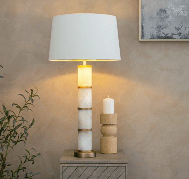 Stroheim bordlampe i hvit alabast og antikk messing fra RV Astley